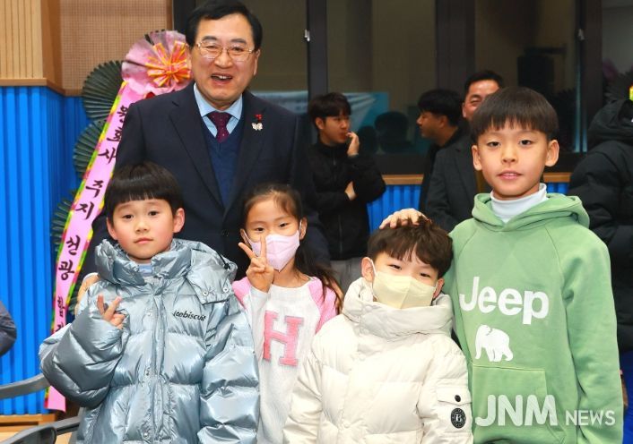 주낙영 경주시장이 지난 10일 열린 신년행사장에서 어린이들과 함께 기념촬영을 하고 있다.