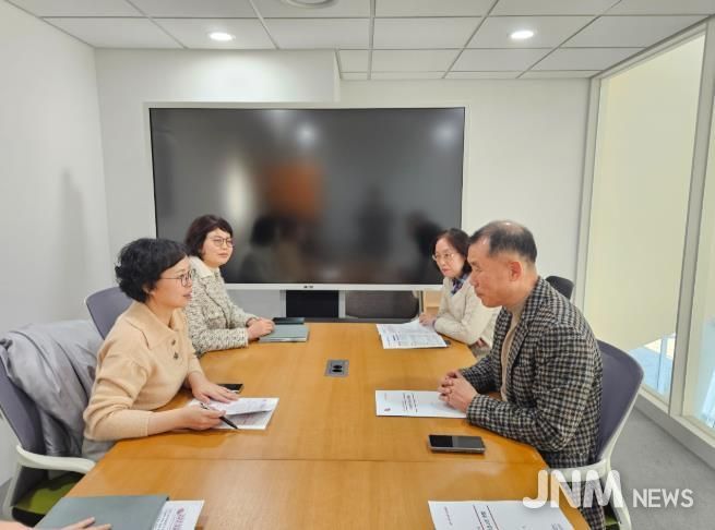문현주 천안시 도서관본부장(사진 왼쪽 첫번째)이 김용 충남도서관장(사진 오른쪽 첫번째)을 만나 공공도서관 건립을 위한 지원을 건의하고 있다.