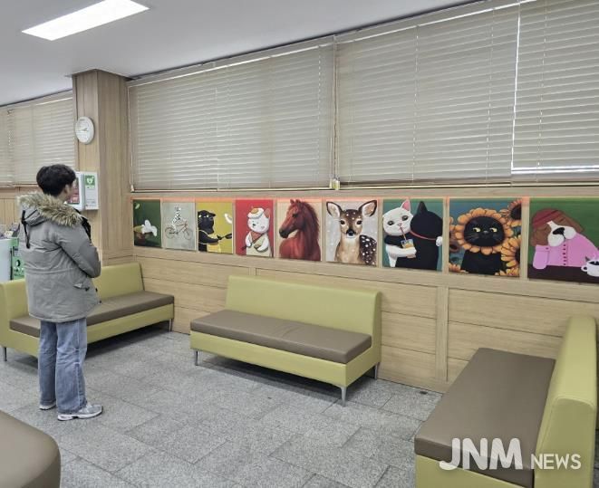 동두천시 불현동 행정복지센터, 그림 전시로 '머무르고 싶은 민원실' 조성