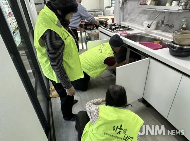 동두천시 생연1동 지역사회보장협의체, 경로당 싱크대 수도 수리로 어르신 불편 해소