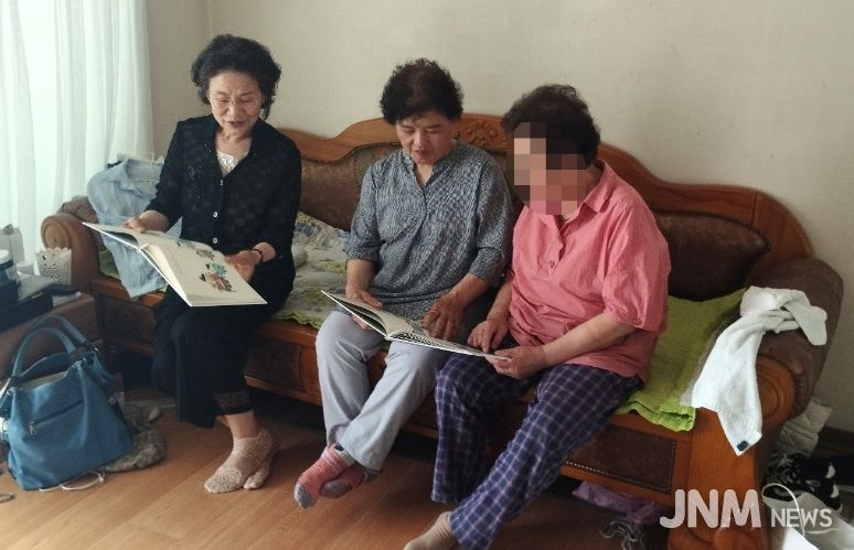 유북이 활동가 책 읽어주기