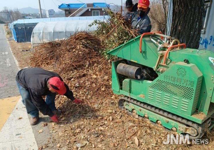화성특례시 관계자가 영농부산물 파쇄작업을 하고 있다