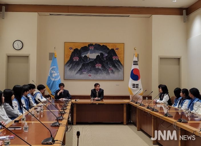 전남학생공공외교스쿨 학생들이 주유엔대한민국대표부를 방문해 차지훈 대사와 간담회를 진행하고 있다.