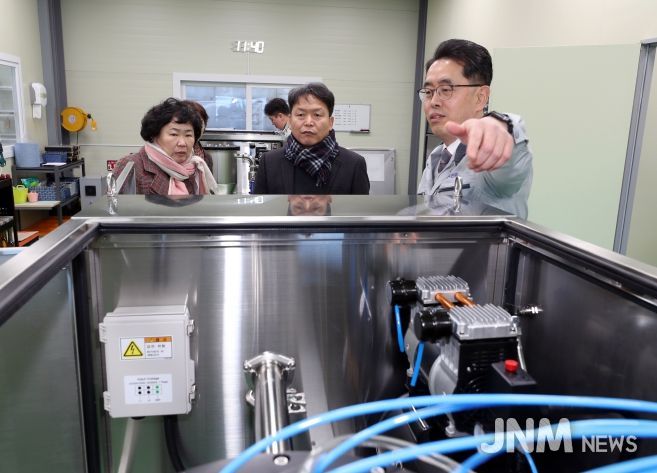 청주시 기업애로해소지원단, 친환경 제조기업 찾아 애로 청취(신병대 청주부시장(왼쪽)이 박관순 터보솔루션㈜ 대표로부터 제품에 대한 설명을 듣고 있다.)