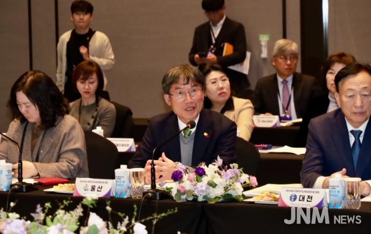 천창수 교육감이 29일 경기도 더블트리 바이 힐튼에서 열린 '제106회 대한민국교육감협의회 총회'에서 안건 발언을 하고있다