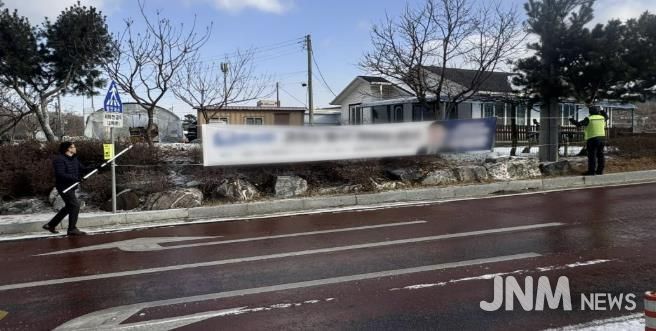 불법 현수막 철거 모습(1100주년기념관 인근 도로변)