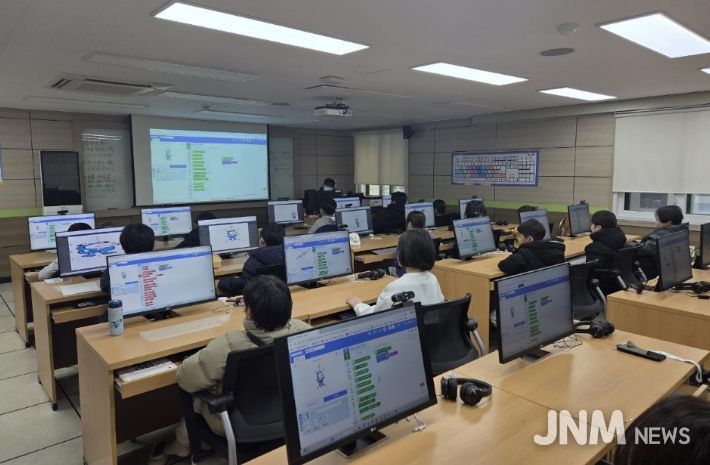 지난 26일 지역 초등학생들이 엔트리 코딩 게임 만들기 과정에 참여해 블록 코딩 실습을 하고 있다.