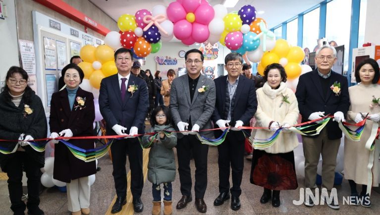 ‘생성형 AI 기반 용운 예술마을 창작소’ 창작물 전시회 및 팝업스토어 행사 모습