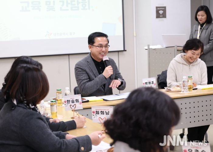 작은도서관 파견 근로자·운영자 교육 및 간담회 진행 모습