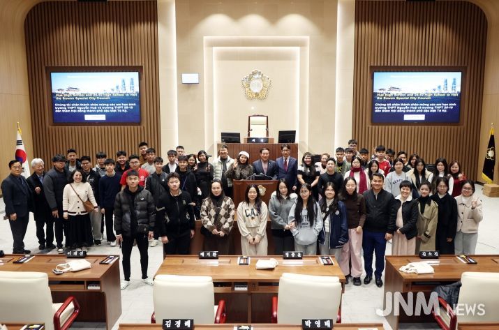 원특례시의회 본회의장에서 베트남 고등학생 의회 견학 단체 기념촬영