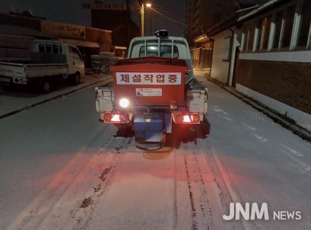 충주시, 강설 대비 제설작업 총력…출근길 안전 확보