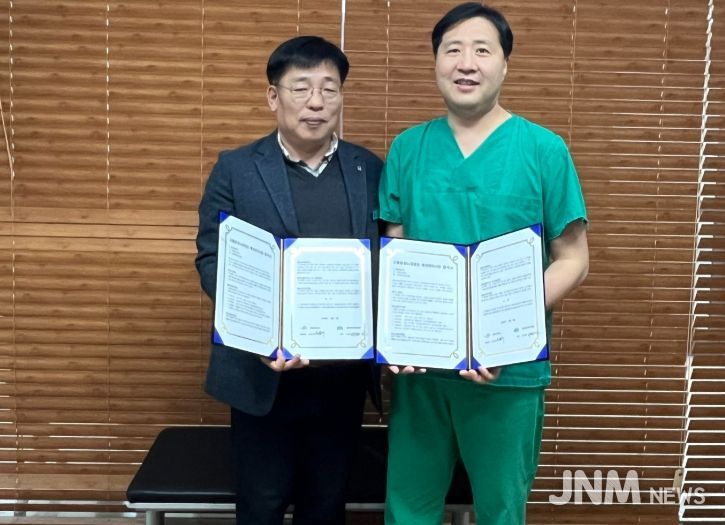 영덕군보건소 오동규 소장(왼쪽)과 영덕경대안과의원 이상민 원장이 업무 협약 재체결을 기념하고 있다.