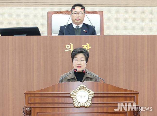 제264회 임시회 제1차 본회의에서 ‘충남·대전 행정통합 추진 촉구 결의안‘을 김희영 의원이 제안 설명하고 있다.