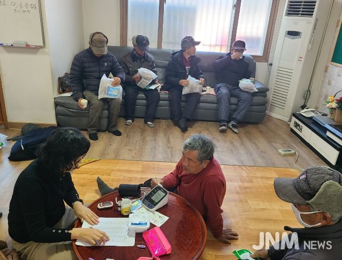 충남 계룡시가 향한1리 경로당을 찾아가 건강취약계층 대상으로 한파 및 낙상 예방 건강교육을 실시하고 있다.