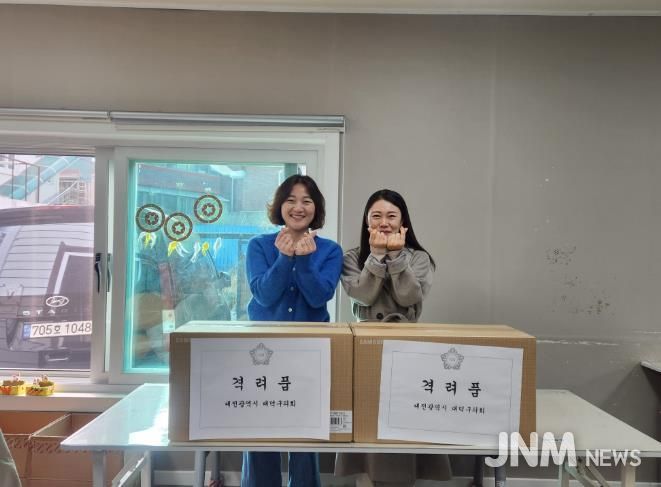 대덕구의회는 5일 늘픔대덕 장애인직업적응훈련센터에 청소기를 전달했다. 사진은 전달식에서 기념촬영하는 모습