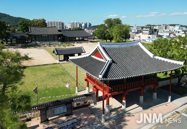 오는 7일부터 14일까지 금성관에서 ‘보물 금성관, 기억을 담다’ 기념사진 촬영 행사를 개최한다. 사진은 나주 금성관 전경.