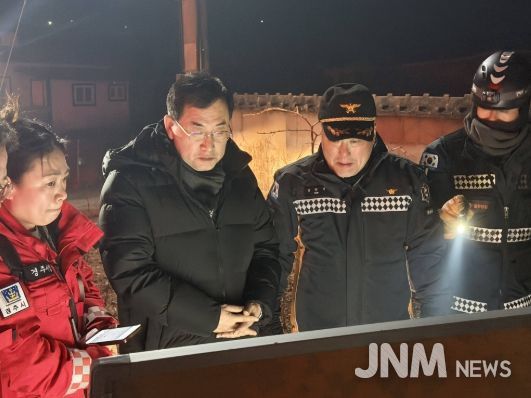 주낙영 경주시장이 문무대왕면 입천리 산불 현장에서 관계기관과 함께 상황판을 점검하고 있다.