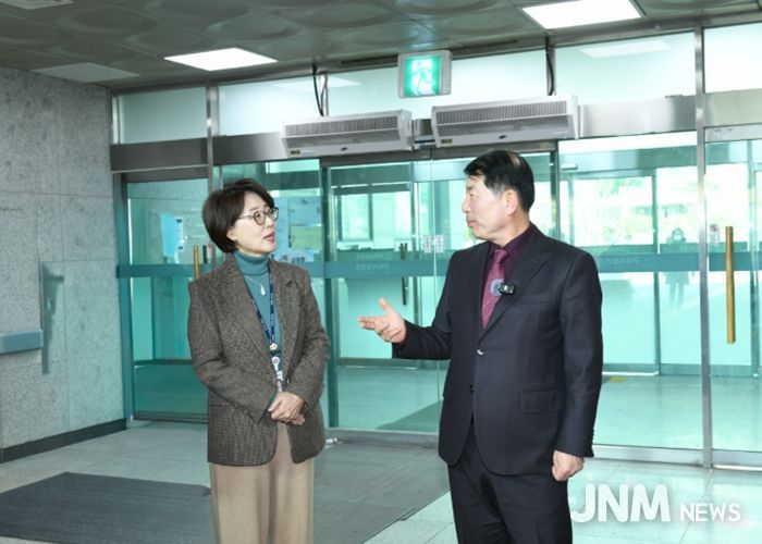 구리시 보건소장에게 대상포진 무료 예방접종 현황에 대해 보고받는 백경현 구리시장