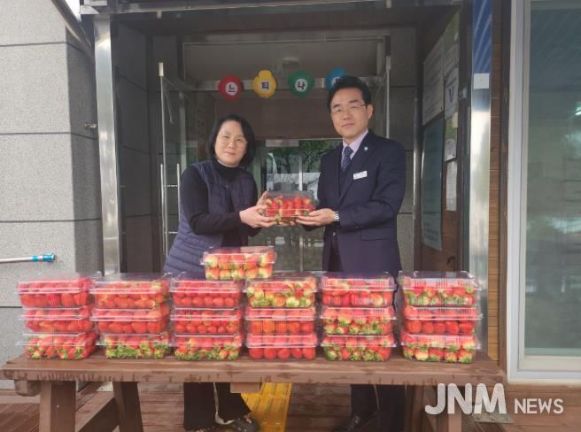 고창군 체류형 농업창업지원센터, 수확한 딸기로 따뜻한 나눔 실천