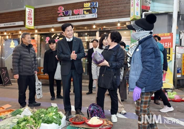 안병구 밀양시장이 설 명절을 앞두고 밀양아리랑시장을 방문해 상인과 대화하며 민생 경제를 살피고 있다.
