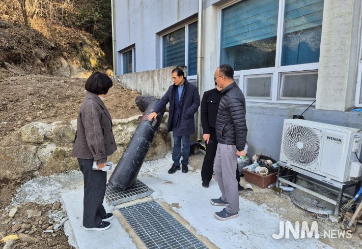시 관계자가 설 명절을 앞두고 관내 장애인 거주시설을 방문해 시설물 안전 점검을 하고 있다.