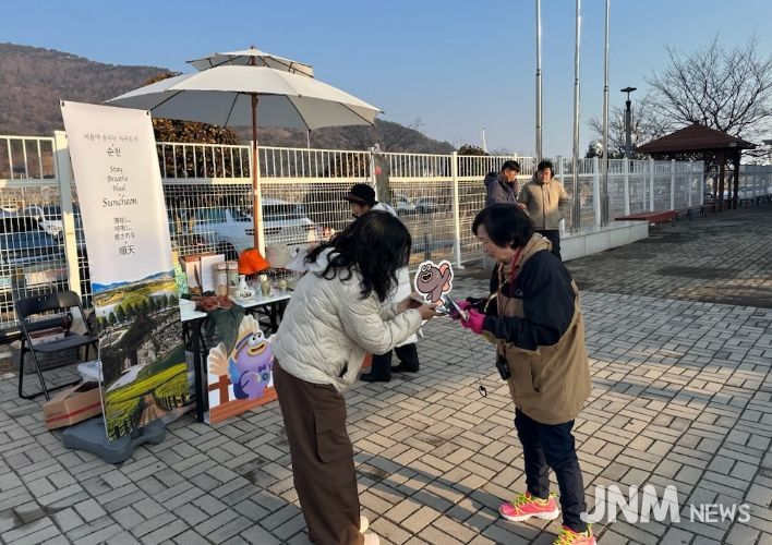 지난 11일 여수항으로 입항한 국제크루즈(Zhao Shang Yi Dun호) 관광객을 대상으로 순천의 매력을 알리는 홍보부스를 운영~