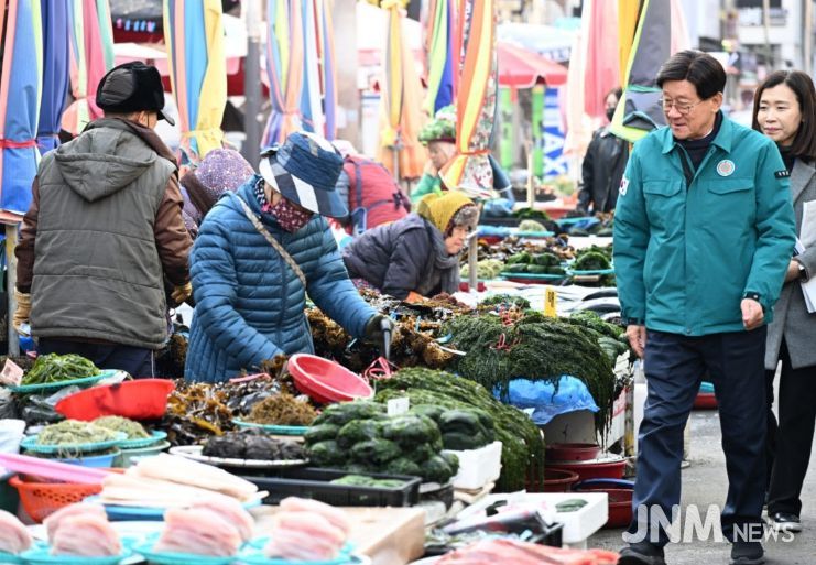 정종복 기장군수가 설을 맞아 기장시장 현장점검을 하고 있다.