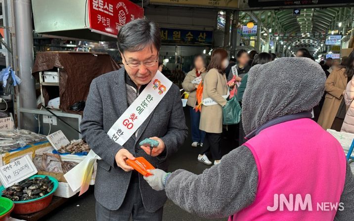 (동부전통시장 거리 홍보 후)기념촬영하는 모습