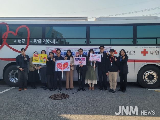 강북교육지원청 직원들이 13일 청사내에서 헌혈 봉사활동을 하고 기념사진을 찍고있다.