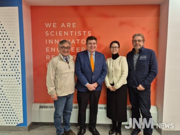 MOU체결을 기념한 사진촬영 – 류지헌 교수(교육문제연구소), Mark Cohen (의과대학 학장), 윤이현 박사(교육문제연구소), Cedric Dumas (JUMP simulation center 소장대리)