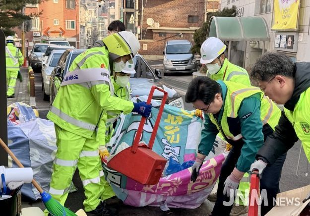 박일하 동작구청장이 18일, 상도동 일대 빌라 밀집지역 이면도로에서 동작구 환경공무관들과 생활 쓰레기 수거 작업을 하고 있다.