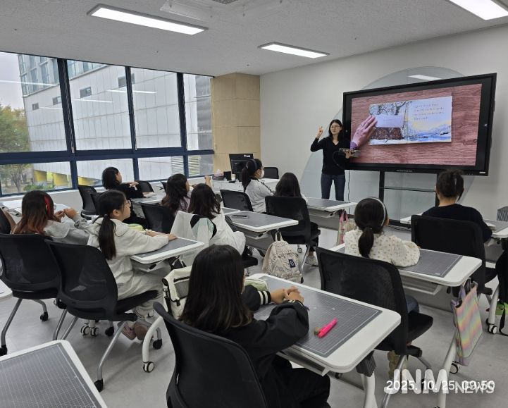 광주동부교육지원청은 19일 광주시교육청시민협치진흥원에서 관내 학부모·전문가 등 49명을 ‘2026학년도 학교폭력대책심의위원회 위원’으로 위촉하고 직무 연수를 진행했다.