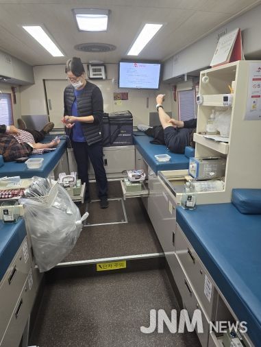 울산교육청 직원들이 20일 교육청 정문 앞 헌혈버스에서 헌혈 봉사활동에 참여하고 있다.