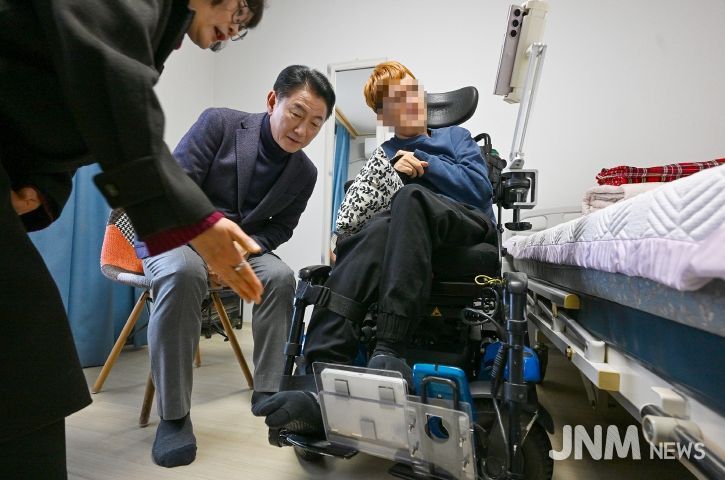 의정부시는 2월 20일 ‘중증장애인 스마트기기(AI‧IoT) 지원사업’ 설치 가정을 방문해 운영 현황을 점검하고 이용자 의견을 청취했다.