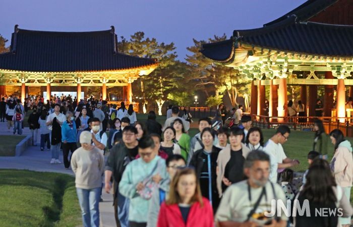 야간 조명 아래 관광객들로 붐비는 경주 동궁과 월지 일대.