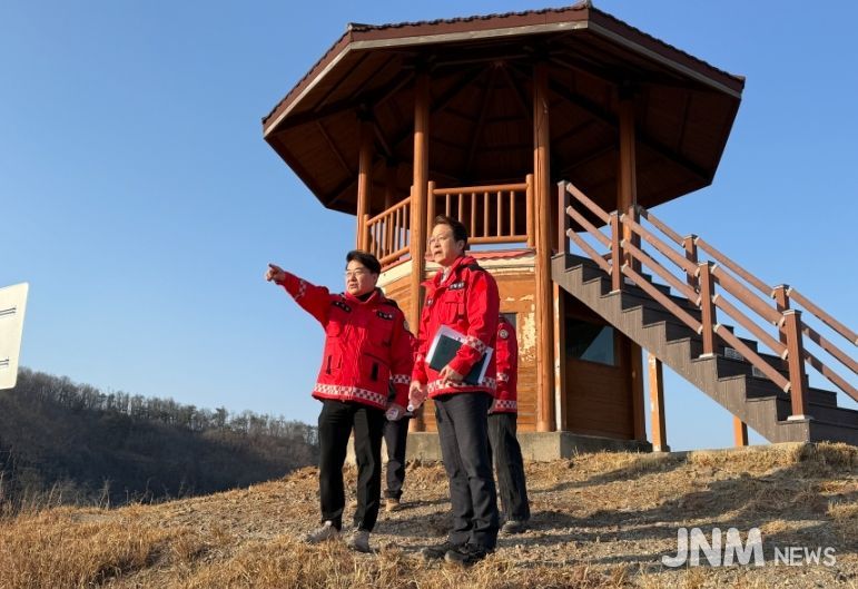 이정곤 부시장이 춘복산 산불감시초소를 방문해 산불 대응태세를 점검하고 있다.