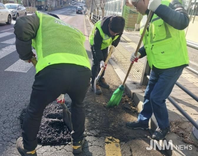 수원시 팔달구, 해빙기 도로안전 위한‘포트홀 보수전담반’본격 가동