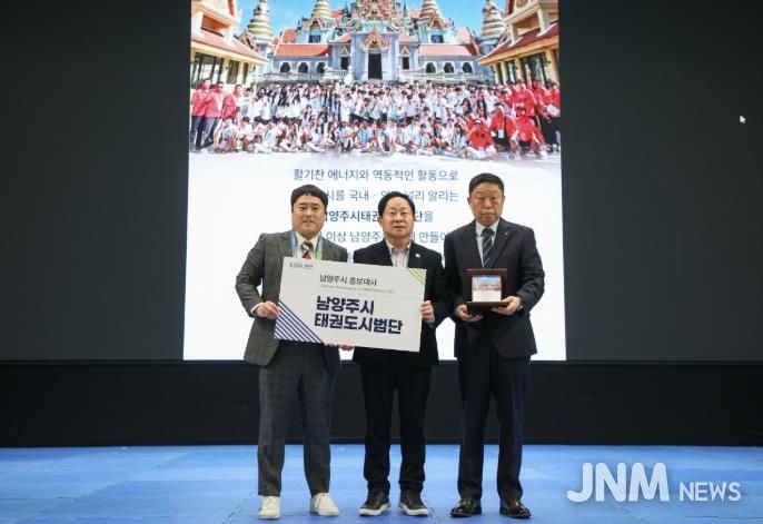 위촉패를 전달하는 주광덕 시장