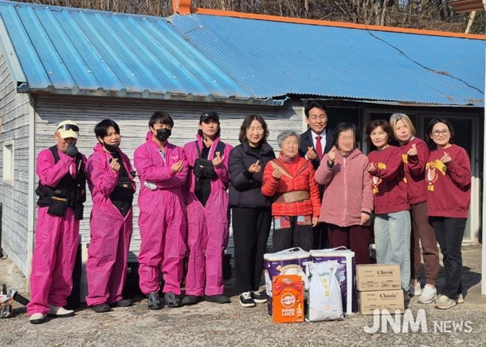 ‘선명하게’와 ‘함개냥동물복지보호센터’ 임직원들이 독거노인 가정 청소 봉사를 진행하고 있다.