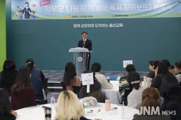 천창수 교육감이 23일 외솔회의실에서 학부모 나눔지기에게 인사말을 하고있다.