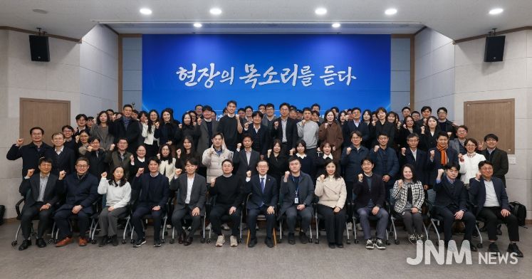 이명구 관세청장(앞줄 가운데)이 23일 정부대전청사에서 열린 ‘관세청 혁신 공감 타운홀 미팅’을 마친 뒤 기념 촬영하고 있다