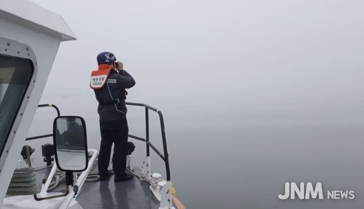 짙은 농무 속 해상 수색 중인 완도해경의 모습