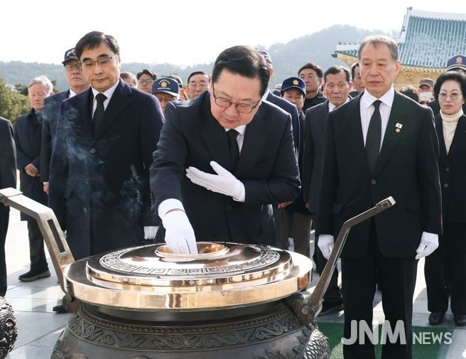 이장우 시장, 제107주년 3‧1절 국립대전현충원 참배