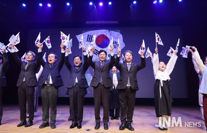 부천시는 3월 1일 시청 어울마당에서 ‘제107주년 3·1절 기념식’을 열었다.