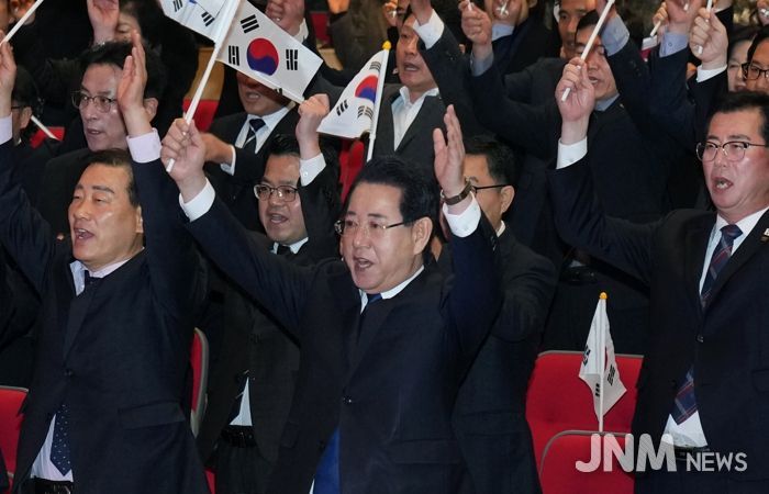 김영록 전라남도지사가 1일 전남도청 김대중강당에서 열린 ‘제107주년 3·1절 기념식’에서 참석자들과 만세 삼창을 하고 있다.