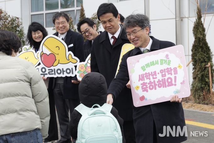 천창수 교육감이 3일 서사초에서 등교하는 학생들에게 축하 인사를 하고있다.