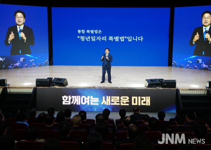 강기정 광주광역시장이 3일 전남 나주시 한국에너지공과대학교 대강당에서 열린 '광주전남 행정통합 시도민보고회'에서 특별법 통과까지의 추진경과와 미래 비전을 공유하고 있다. /광주광역시 제공