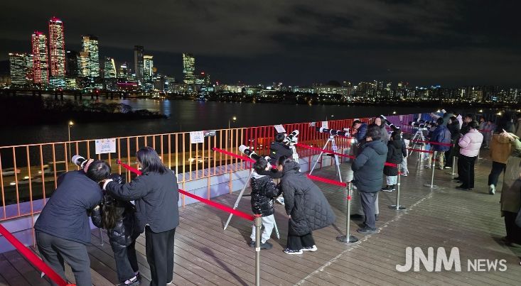마포365천문대 옥상 천체관측실에서 망원경으로 달을 관측하는 마포구민 가족들