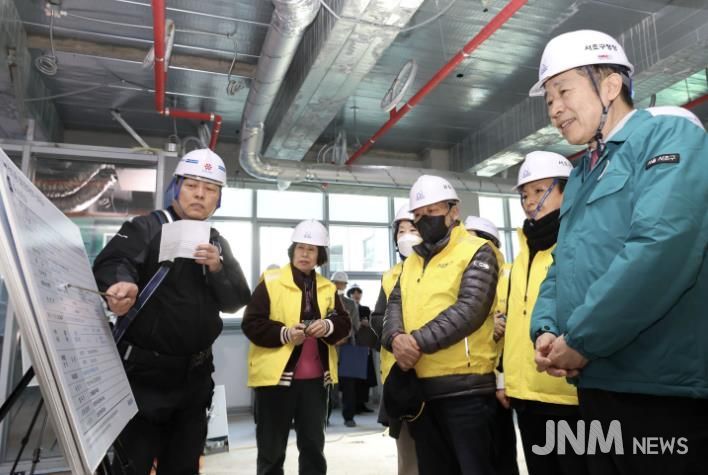 전성수 서초구청장(맨 오른쪽)이 3일 서초3동 열린문화센터 신축 현장에서 주민들과 함께 현장소장의 공사 추진현황과 안전조치 내역 브리핑을 청취하고 있다.