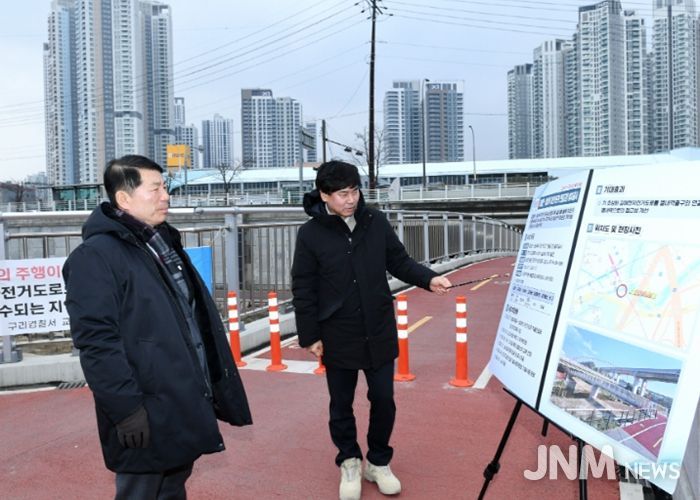 갈매천 자전거도로 연결 교량에 대해 보고받는 백경현 구리시장